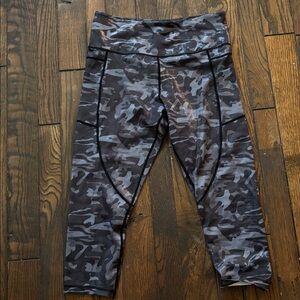 ZYIA Light n Tight High Waist Black Grey Metallic Camo Capri Leggings Size 12